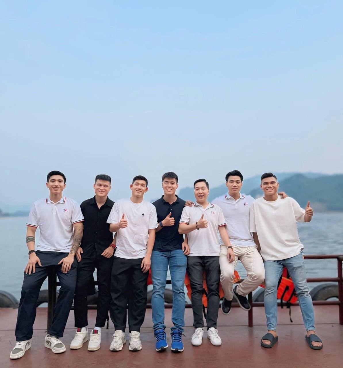 Do&atilde;n Hải My xinh đẹp c&ugrave;ng Văn Hậu tụ tập bạn b&egrave;, từng bị n&oacute;i "k&egrave;m chặt" chồng, đ&aacute;p trả thẳng thắn- Ảnh 2.