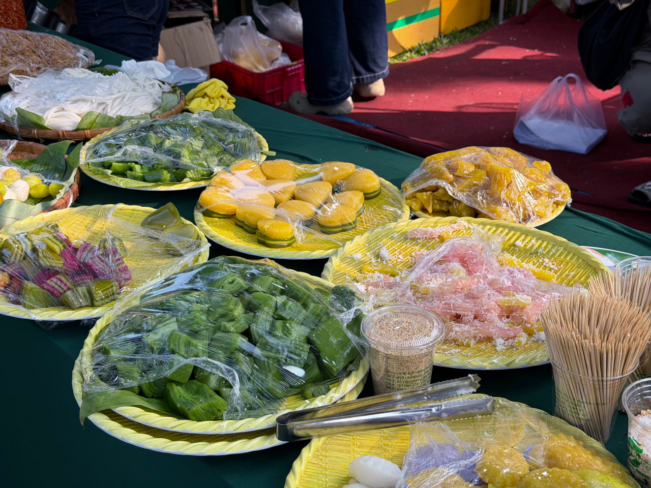 C&oacute; thể gặp cả th&agrave;nh phố ở Lễ hội B&aacute;nh m&igrave; Việt Nam h&ocirc;m nay, kh&aacute;ch ng&oacute; lơ mọi gian h&agrave;ng chỉ để chen ch&acirc;n mua một ổ Huynh Hoa  - Ảnh 25.