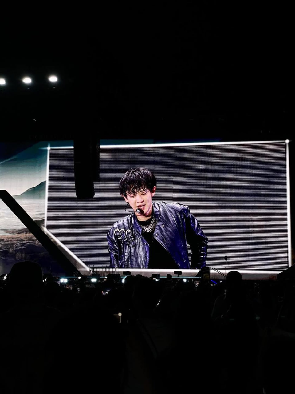 EXO c&ugrave;ng chục ngh&igrave;n người h&aacute;t See T&igrave;nh, 1 nam thần t&aacute;i hiện khoảnh khắc 10 năm thần th&aacute;nb ở Việt Nam khiến d&acirc;n t&igrave;nh &ldquo;luỵ&rdquo;- Ảnh 5.