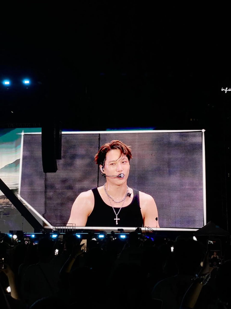 EXO c&ugrave;ng chục ngh&igrave;n người h&aacute;t See T&igrave;nh, 1 nam thần t&aacute;i hiện khoảnh khắc 10 năm thần th&aacute;nb ở Việt Nam khiến d&acirc;n t&igrave;nh &ldquo;luỵ&rdquo;- Ảnh 3.