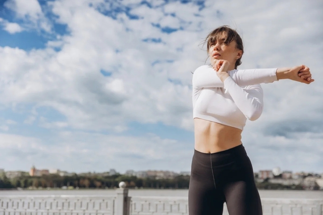 S&aacute;ng soi gương thấy mặt sưng d&ugrave; kh&ocirc;ng ăn nhiều: Đừng vội nhịn ăn, l&agrave;m ngay 3 việc để tr&ocirc;ng thon gọn hơn r&otilde; rệt v&agrave;o h&ocirc;m sau- Ảnh 5.