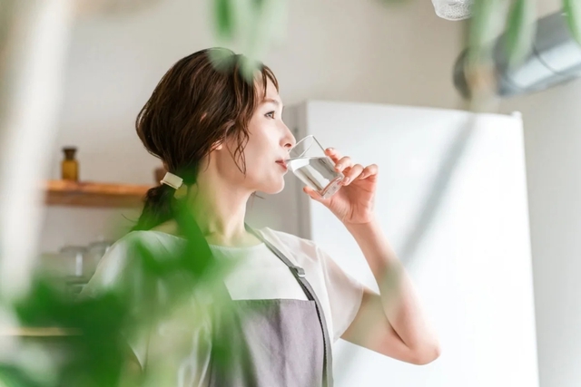 S&aacute;ng soi gương thấy mặt sưng d&ugrave; kh&ocirc;ng ăn nhiều: Đừng vội nhịn ăn, l&agrave;m ngay 3 việc để tr&ocirc;ng thon gọn hơn r&otilde; rệt v&agrave;o h&ocirc;m sau- Ảnh 6.