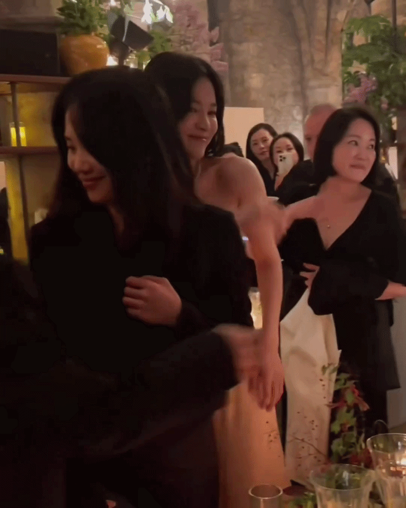 Song Hye Kyo say xỉn c&oacute; h&agrave;nh động kh&aacute;c thường ng&agrave;y giữa sự kiện, phản ứng của truyền th&ocirc;ng mới sốc- Ảnh 5.