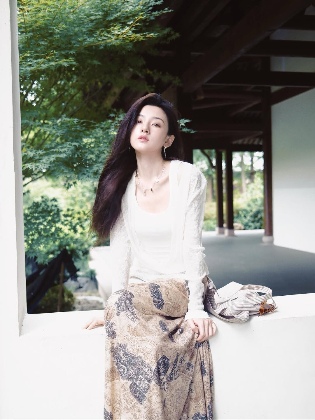 Mỹ nữ ph&aacute;t s&aacute;ng giữa đ&aacute;m đ&ocirc;ng v&igrave; l&agrave;n da qu&aacute; trắng: Chưa 1 lần mặc xấu trong đời, style dễ d&agrave;ng copy paste- Ảnh 2.