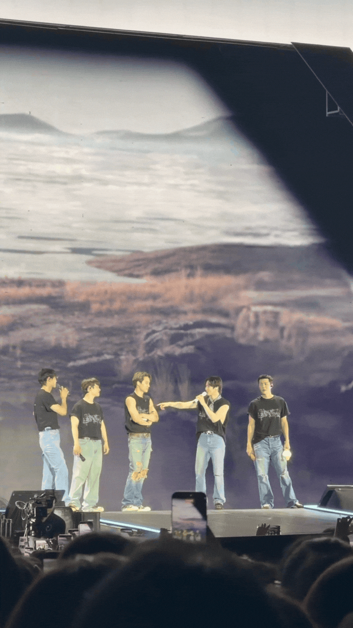 EXO c&ugrave;ng chục ngh&igrave;n người h&aacute;t See T&igrave;nh, 1 nam thần t&aacute;i hiện khoảnh khắc 10 năm thần th&aacute;nb ở Việt Nam khiến d&acirc;n t&igrave;nh &ldquo;luỵ&rdquo;- Ảnh 1.