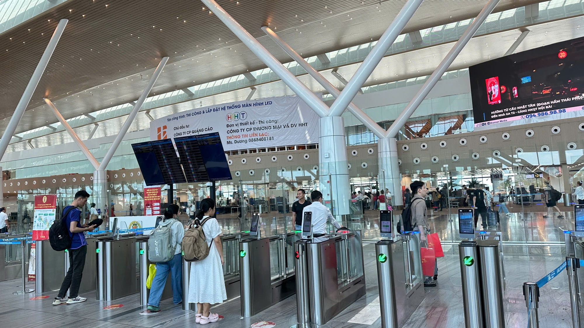 Kỳ nghỉ Giỗ Tổ 2026 , s&acirc;n bay T&acirc;n Sơn Nhất th&ocirc;ng b&aacute;o quan trọng về lượng kh&aacute;ch v&agrave; chuyến bay - Ảnh 2.