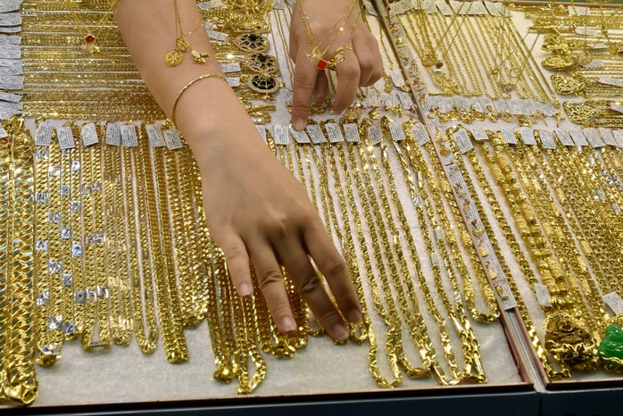 Người mua v&agrave;ng dịp Thần T&agrave;i đang lỗ nặng- Ảnh 1.