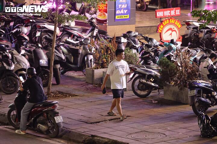 Nhiều tuyến vỉa h&egrave; H&agrave; Nội vẫn bị h&agrave;ng qu&aacute;n, b&atilde;i xe 'nuốt chửng' cả ng&agrave;y lẫn đ&ecirc;m- Ảnh 24.