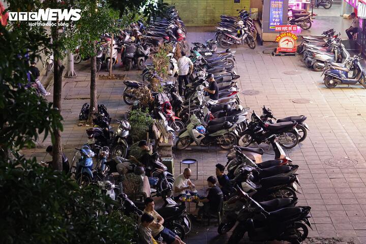 Nhiều tuyến vỉa h&egrave; H&agrave; Nội vẫn bị h&agrave;ng qu&aacute;n, b&atilde;i xe 'nuốt chửng' cả ng&agrave;y lẫn đ&ecirc;m- Ảnh 23.