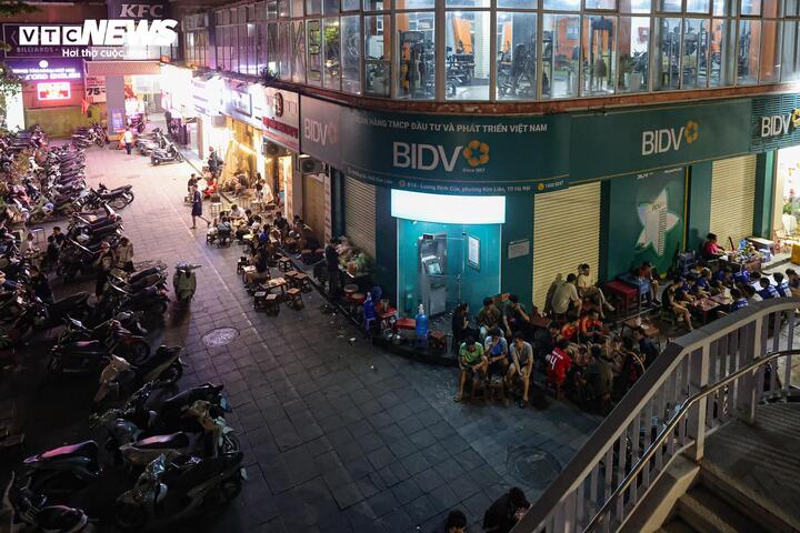 Nhiều tuyến vỉa h&egrave; H&agrave; Nội vẫn bị h&agrave;ng qu&aacute;n, b&atilde;i xe 'nuốt chửng' cả ng&agrave;y lẫn đ&ecirc;m- Ảnh 22.