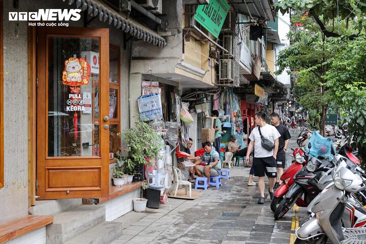 Nhiều tuyến vỉa h&egrave; H&agrave; Nội vẫn bị h&agrave;ng qu&aacute;n, b&atilde;i xe 'nuốt chửng' cả ng&agrave;y lẫn đ&ecirc;m- Ảnh 30.