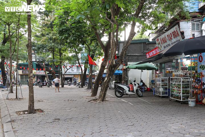 Nhiều tuyến vỉa h&egrave; H&agrave; Nội vẫn bị h&agrave;ng qu&aacute;n, b&atilde;i xe 'nuốt chửng' cả ng&agrave;y lẫn đ&ecirc;m- Ảnh 14.