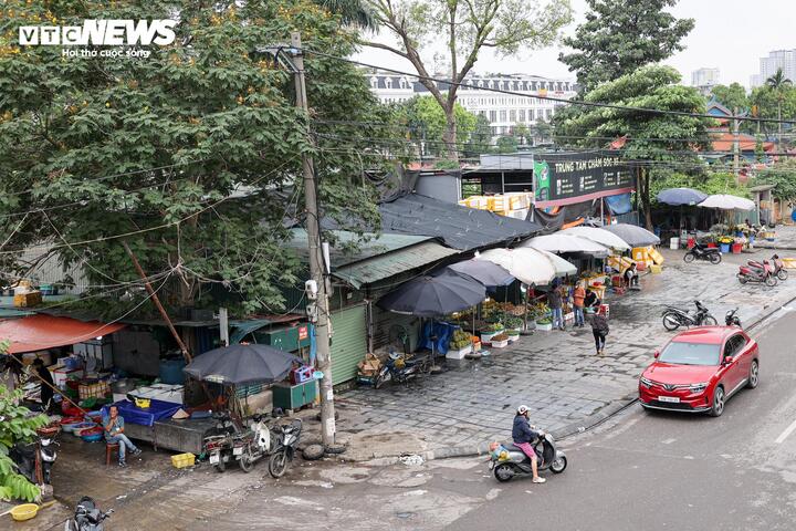 Nhiều tuyến vỉa h&egrave; H&agrave; Nội vẫn bị h&agrave;ng qu&aacute;n, b&atilde;i xe 'nuốt chửng' cả ng&agrave;y lẫn đ&ecirc;m- Ảnh 29.