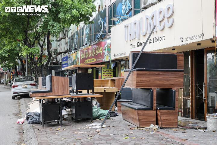 Nhiều tuyến vỉa h&egrave; H&agrave; Nội vẫn bị h&agrave;ng qu&aacute;n, b&atilde;i xe 'nuốt chửng' cả ng&agrave;y lẫn đ&ecirc;m- Ảnh 2.