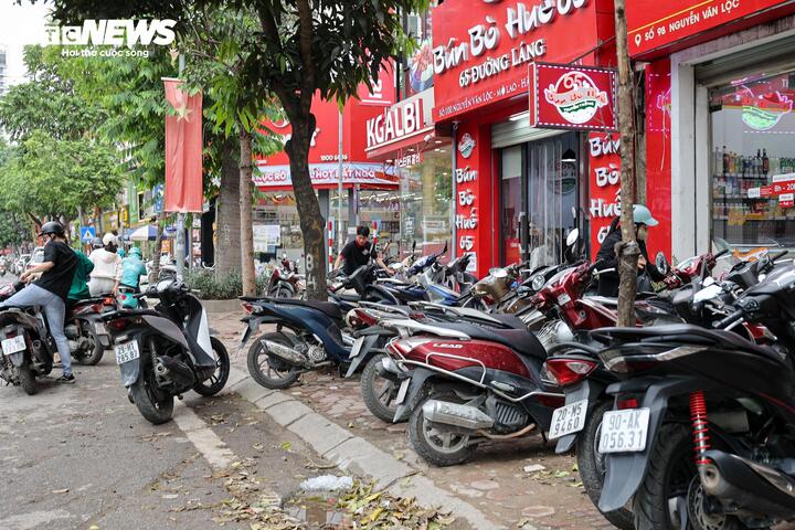 Nhiều tuyến vỉa h&egrave; H&agrave; Nội vẫn bị h&agrave;ng qu&aacute;n, b&atilde;i xe 'nuốt chửng' cả ng&agrave;y lẫn đ&ecirc;m- Ảnh 12.