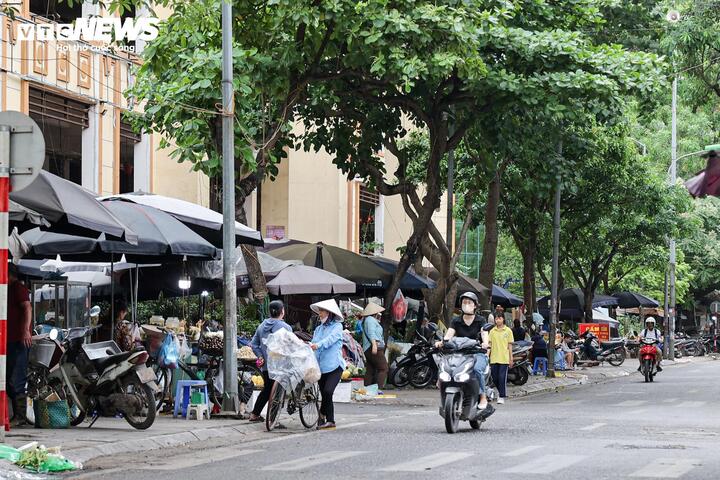 Nhiều tuyến vỉa h&egrave; H&agrave; Nội vẫn bị h&agrave;ng qu&aacute;n, b&atilde;i xe 'nuốt chửng' cả ng&agrave;y lẫn đ&ecirc;m- Ảnh 3.