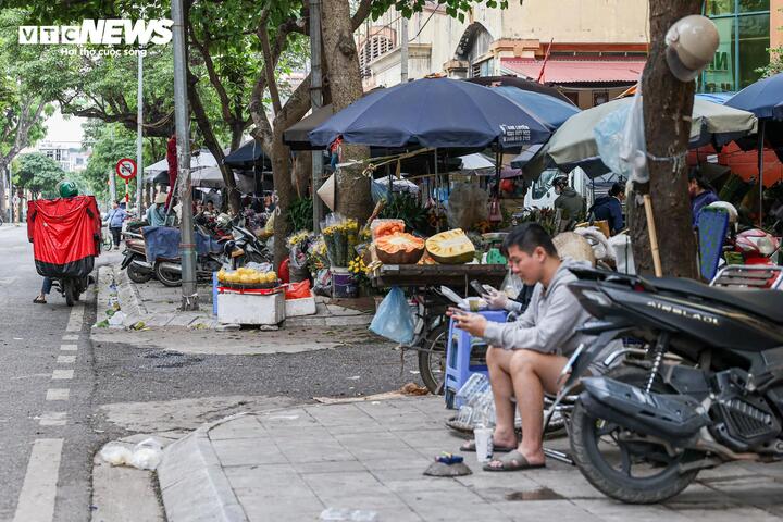 Nhiều tuyến vỉa h&egrave; H&agrave; Nội vẫn bị h&agrave;ng qu&aacute;n, b&atilde;i xe 'nuốt chửng' cả ng&agrave;y lẫn đ&ecirc;m- Ảnh 4.