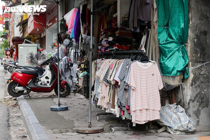 Nhiều tuyến vỉa h&egrave; H&agrave; Nội vẫn bị h&agrave;ng qu&aacute;n, b&atilde;i xe 'nuốt chửng' cả ng&agrave;y lẫn đ&ecirc;m- Ảnh 5.