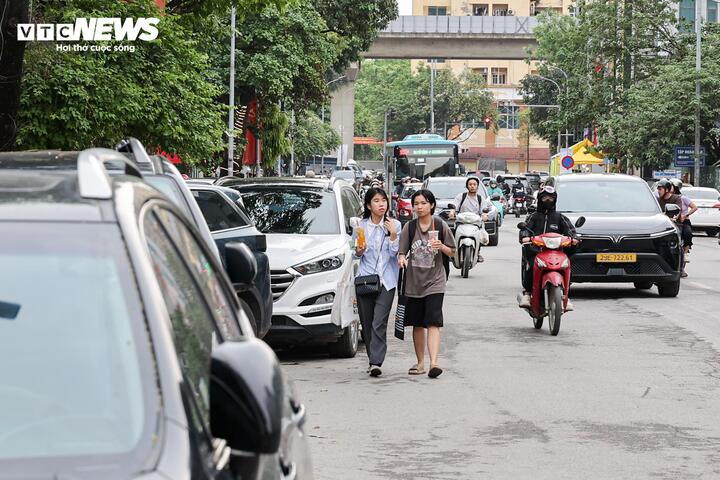 Nhiều tuyến vỉa h&egrave; H&agrave; Nội vẫn bị h&agrave;ng qu&aacute;n, b&atilde;i xe 'nuốt chửng' cả ng&agrave;y lẫn đ&ecirc;m- Ảnh 13.