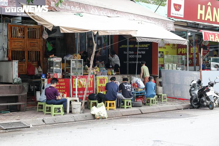 Nhiều tuyến vỉa h&egrave; H&agrave; Nội vẫn bị h&agrave;ng qu&aacute;n, b&atilde;i xe 'nuốt chửng' cả ng&agrave;y lẫn đ&ecirc;m- Ảnh 6.