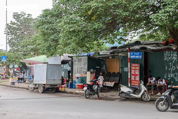 Nhiều tuyến vỉa h&egrave; H&agrave; Nội vẫn bị h&agrave;ng qu&aacute;n, b&atilde;i xe 'nuốt chửng' cả ng&agrave;y lẫn đ&ecirc;m- Ảnh 7.