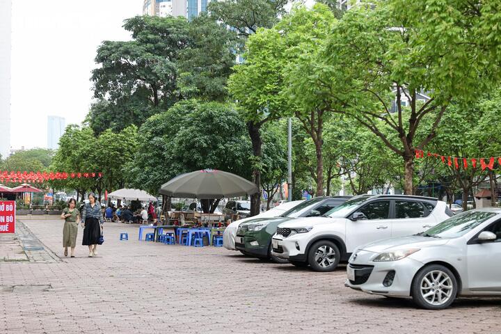 Nhiều tuyến vỉa h&egrave; H&agrave; Nội vẫn bị h&agrave;ng qu&aacute;n, b&atilde;i xe 'nuốt chửng' cả ng&agrave;y lẫn đ&ecirc;m- Ảnh 8.