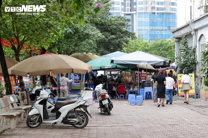 Nhiều tuyến vỉa h&egrave; H&agrave; Nội vẫn bị h&agrave;ng qu&aacute;n, b&atilde;i xe 'nuốt chửng' cả ng&agrave;y lẫn đ&ecirc;m- Ảnh 10.
