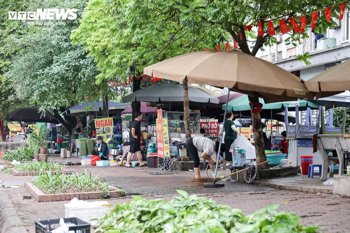 Nhiều tuyến vỉa h&egrave; H&agrave; Nội vẫn bị h&agrave;ng qu&aacute;n, b&atilde;i xe 'nuốt chửng' cả ng&agrave;y lẫn đ&ecirc;m- Ảnh 9.