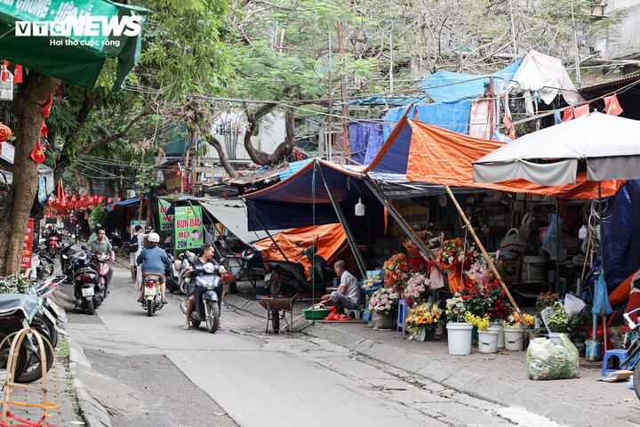 Nhiều tuyến vỉa h&egrave; H&agrave; Nội vẫn bị h&agrave;ng qu&aacute;n, b&atilde;i xe 'nuốt chửng' cả ng&agrave;y lẫn đ&ecirc;m- Ảnh 17.