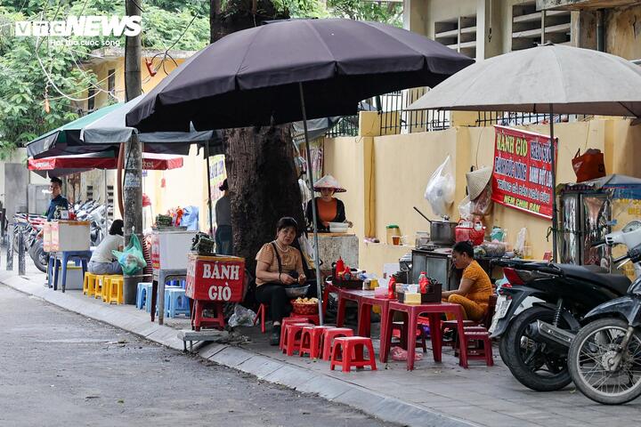 Nhiều tuyến vỉa h&egrave; H&agrave; Nội vẫn bị h&agrave;ng qu&aacute;n, b&atilde;i xe 'nuốt chửng' cả ng&agrave;y lẫn đ&ecirc;m- Ảnh 16.