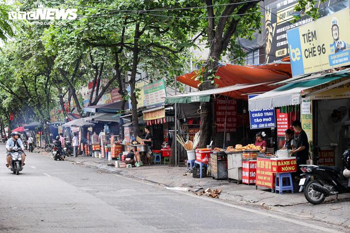 Nhiều tuyến vỉa h&egrave; H&agrave; Nội vẫn bị h&agrave;ng qu&aacute;n, b&atilde;i xe 'nuốt chửng' cả ng&agrave;y lẫn đ&ecirc;m- Ảnh 15.