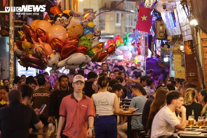 Nhiều tuyến vỉa h&egrave; H&agrave; Nội vẫn bị h&agrave;ng qu&aacute;n, b&atilde;i xe 'nuốt chửng' cả ng&agrave;y lẫn đ&ecirc;m- Ảnh 18.