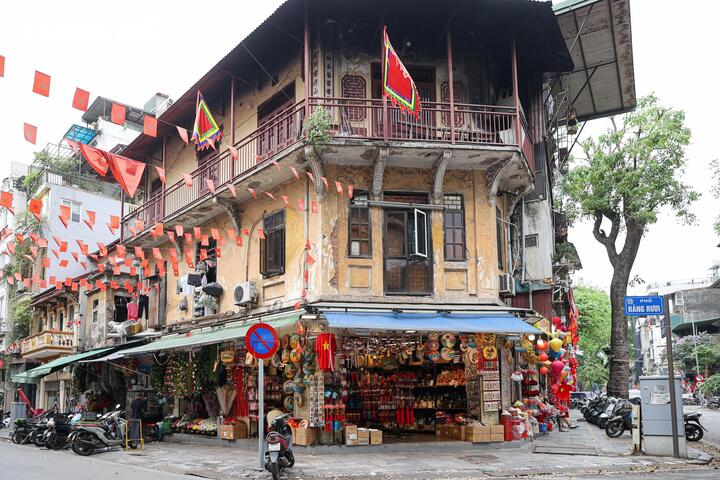 Nhiều tuyến vỉa h&egrave; H&agrave; Nội vẫn bị h&agrave;ng qu&aacute;n, b&atilde;i xe 'nuốt chửng' cả ng&agrave;y lẫn đ&ecirc;m- Ảnh 26.