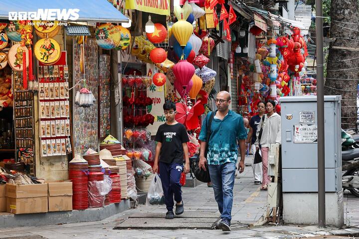 Nhiều tuyến vỉa h&egrave; H&agrave; Nội vẫn bị h&agrave;ng qu&aacute;n, b&atilde;i xe 'nuốt chửng' cả ng&agrave;y lẫn đ&ecirc;m- Ảnh 27.