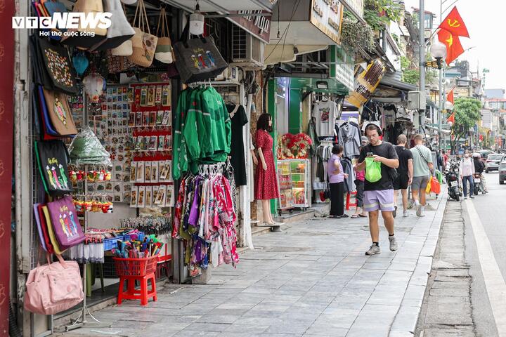 Nhiều tuyến vỉa h&egrave; H&agrave; Nội vẫn bị h&agrave;ng qu&aacute;n, b&atilde;i xe 'nuốt chửng' cả ng&agrave;y lẫn đ&ecirc;m- Ảnh 25.