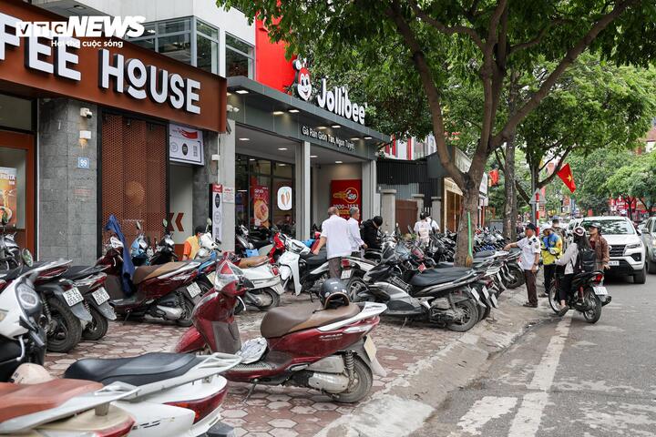 Nhiều tuyến vỉa h&egrave; H&agrave; Nội vẫn bị h&agrave;ng qu&aacute;n, b&atilde;i xe 'nuốt chửng' cả ng&agrave;y lẫn đ&ecirc;m- Ảnh 11.