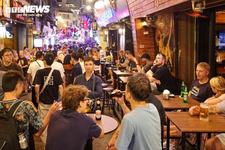 Nhiều tuyến vỉa h&egrave; H&agrave; Nội vẫn bị h&agrave;ng qu&aacute;n, b&atilde;i xe 'nuốt chửng' cả ng&agrave;y lẫn đ&ecirc;m- Ảnh 20.