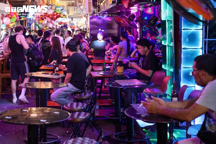 Nhiều tuyến vỉa h&egrave; H&agrave; Nội vẫn bị h&agrave;ng qu&aacute;n, b&atilde;i xe 'nuốt chửng' cả ng&agrave;y lẫn đ&ecirc;m- Ảnh 21.