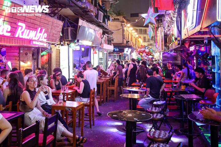 Nhiều tuyến vỉa h&egrave; H&agrave; Nội vẫn bị h&agrave;ng qu&aacute;n, b&atilde;i xe 'nuốt chửng' cả ng&agrave;y lẫn đ&ecirc;m- Ảnh 19.