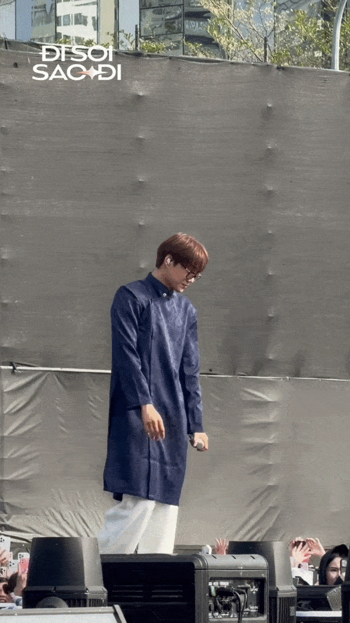 EXO mở m&agrave;n concert ở Việt Nam ch&aacute;y th&ocirc;i rồi, h&aacute;t live - nhảy đỉnh c&ograve;n mặc cả &aacute;o d&agrave;i &ldquo;chiều&rdquo; fan- Ảnh 3.