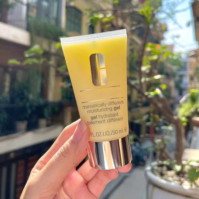 Da dầu h&egrave; n&agrave;y nhất định phải đổi kem dưỡng: 5 hũ mỏng nhẹ b&ocirc;i l&ecirc;n &ldquo;nhẹ như kh&ocirc;ng&rdquo;, c&agrave;ng n&oacute;ng c&agrave;ng thấy đ&aacute;ng tiền- Ảnh 2.