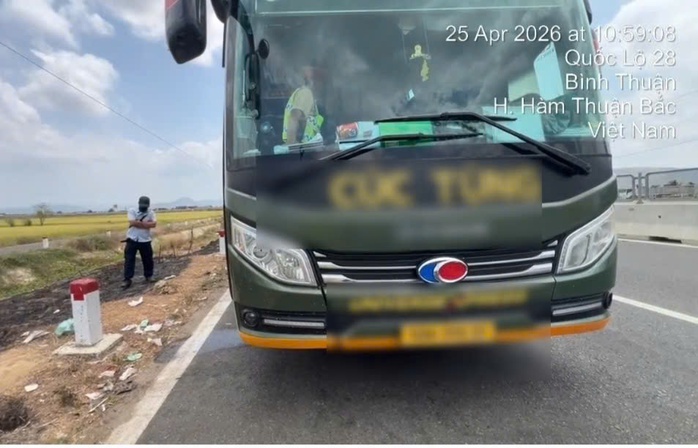 CLIP: Xe kh&aacute;ch nhồi nh&eacute;t người, t&agrave;i xế v&agrave; doanh nghiệp bị phạt gần 100 triệu đồng- Ảnh 1.