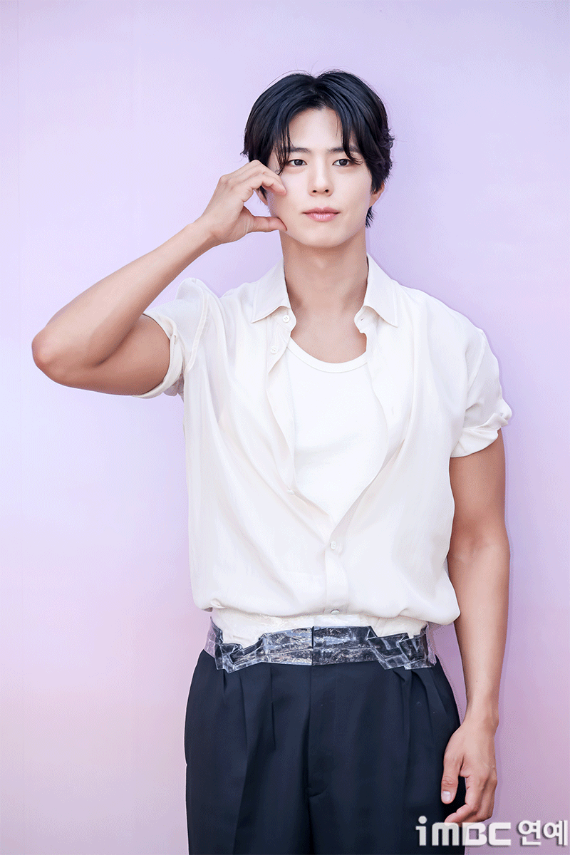 Park Bo Gum bị b&aacute;o H&agrave;n ch&ecirc; cười v&igrave; chiếc quần rộng phải quấn băng d&iacute;nh khỏi tuột giữa sự kiện- Ảnh 5.