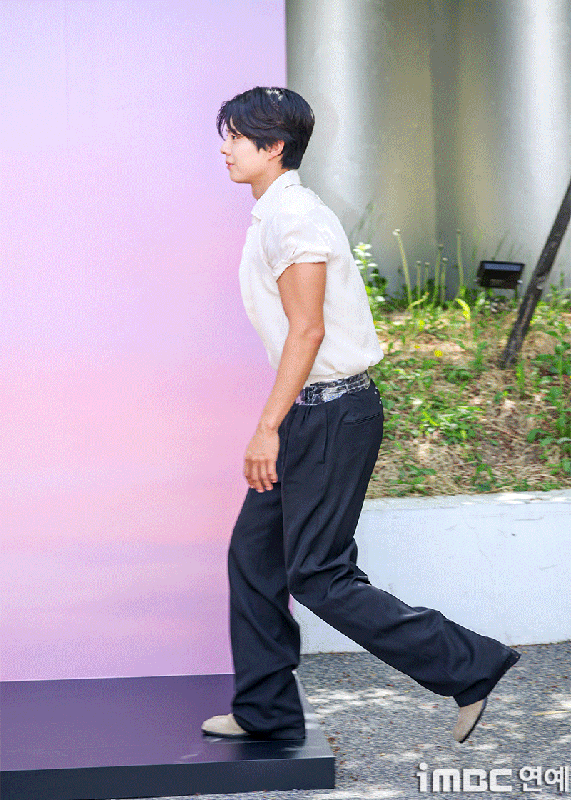 Park Bo Gum bị b&aacute;o H&agrave;n ch&ecirc; cười v&igrave; chiếc quần rộng phải quấn băng d&iacute;nh khỏi tuột giữa sự kiện- Ảnh 2.