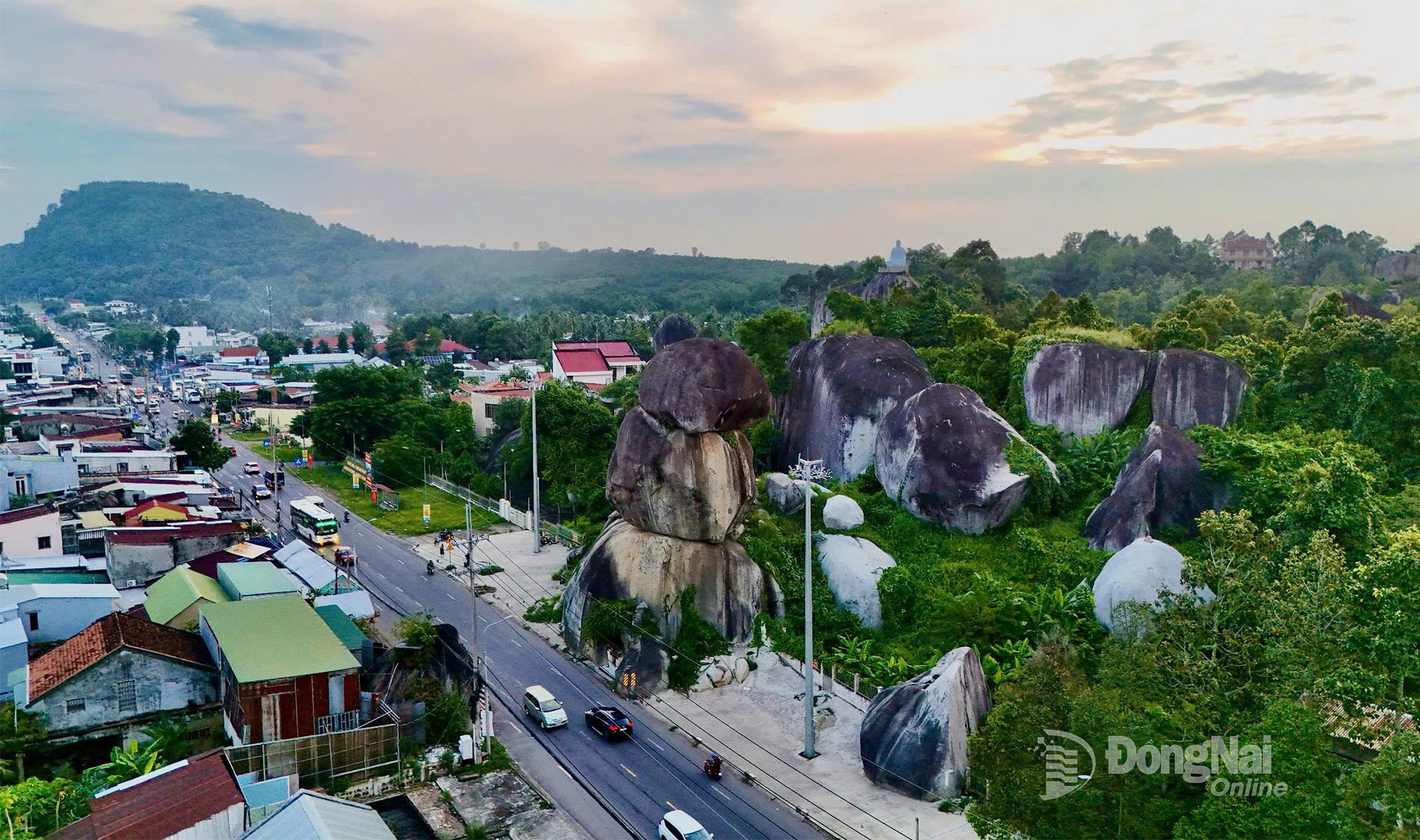 H&ograve;n đ&aacute; ni&ecirc;n đại triệu năm nằm cạnh đường quốc lộ: Ở  th&agrave;nh phố trực thuộc Trung ương mới nhất của Việt Nam - Ảnh 1.
