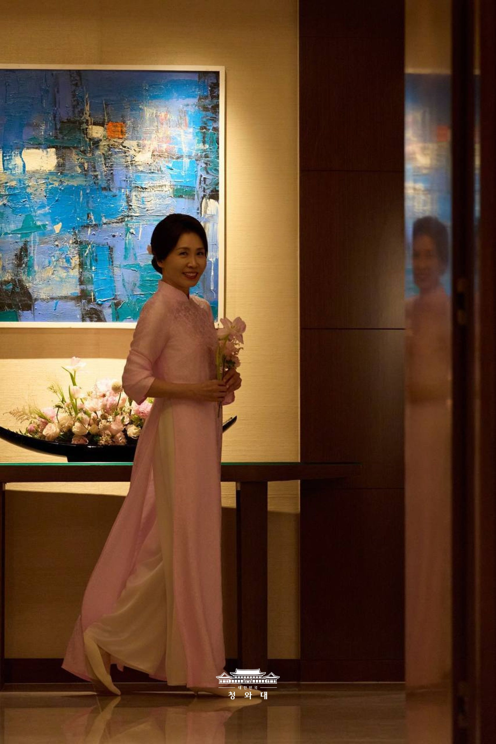 &Aacute;o d&agrave;i Việt Nam khiến Phu nh&acirc;n H&agrave;n Quốc khen ngợi: Họa tiết mang &yacute; nghĩa đẹp, qu&aacute; tr&igrave;nh chọn m&agrave;u v&agrave; l&ecirc;n phom v&ocirc; c&ugrave;ng tỉ mỉ- Ảnh 4.