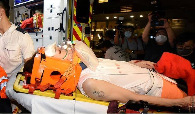 C&uacute; sốc với sao nam t&agrave;n tật v&igrave; bị m&agrave;n h&igrave;nh LED 600kg rơi tr&uacute;ng: Bố đẻ vừa đột tử, mẹ kiệt quệ, bạn g&aacute;i th&aacute;o chạy- Ảnh 2.