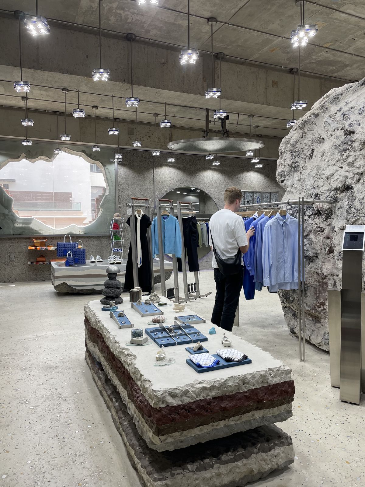 Nghịch l&yacute; Mango: Bước v&agrave;o thời ho&agrave;ng kim ở phương T&acirc;y nhưng &ldquo;chết dần chết m&ograve;n&rdquo; ở ch&acirc;u &Aacute;- Ảnh 6.