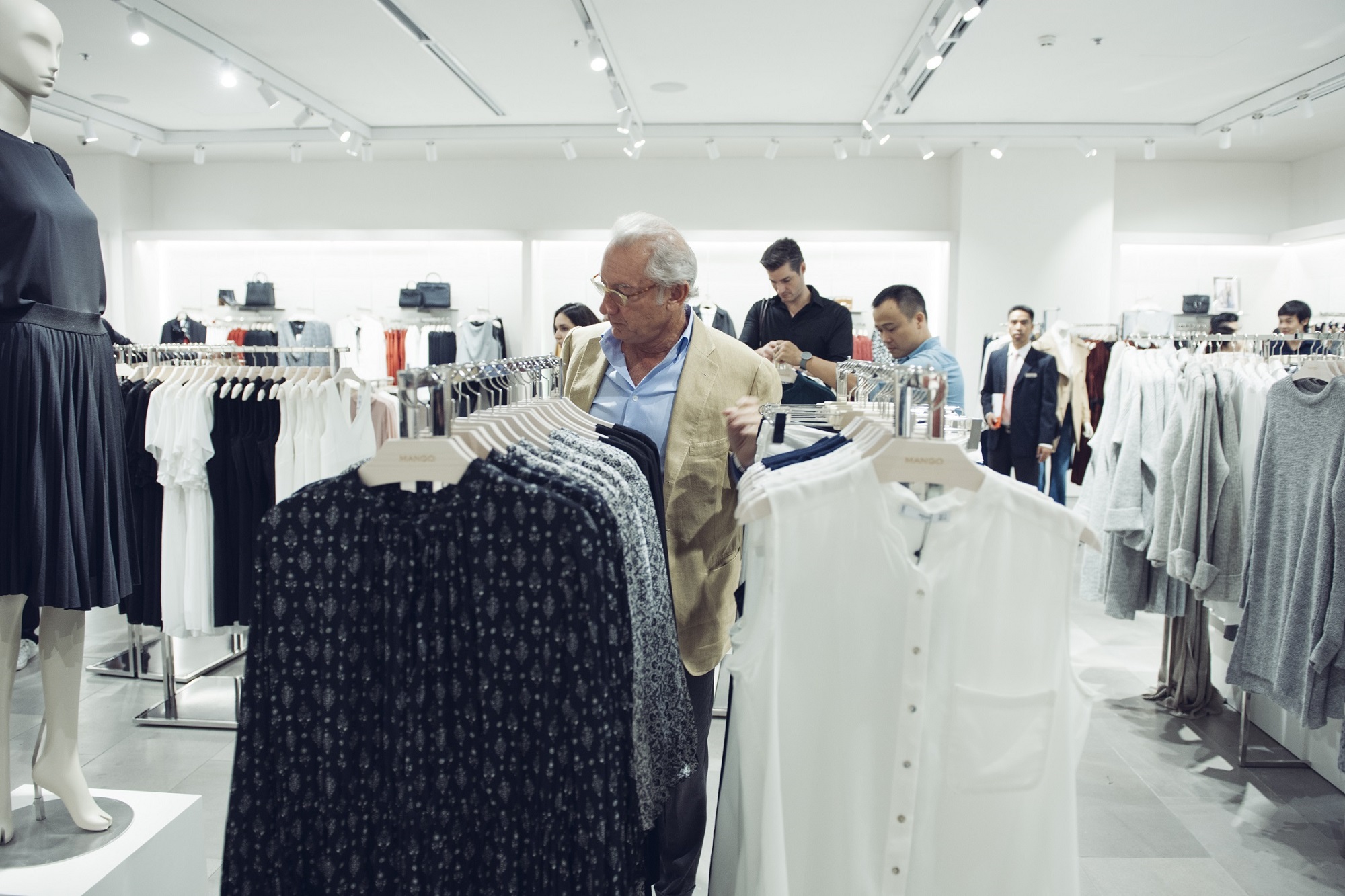 Nghịch l&yacute; Mango: Bước v&agrave;o thời ho&agrave;ng kim ở phương T&acirc;y nhưng &ldquo;chết dần chết m&ograve;n&rdquo; ở ch&acirc;u &Aacute;- Ảnh 1.