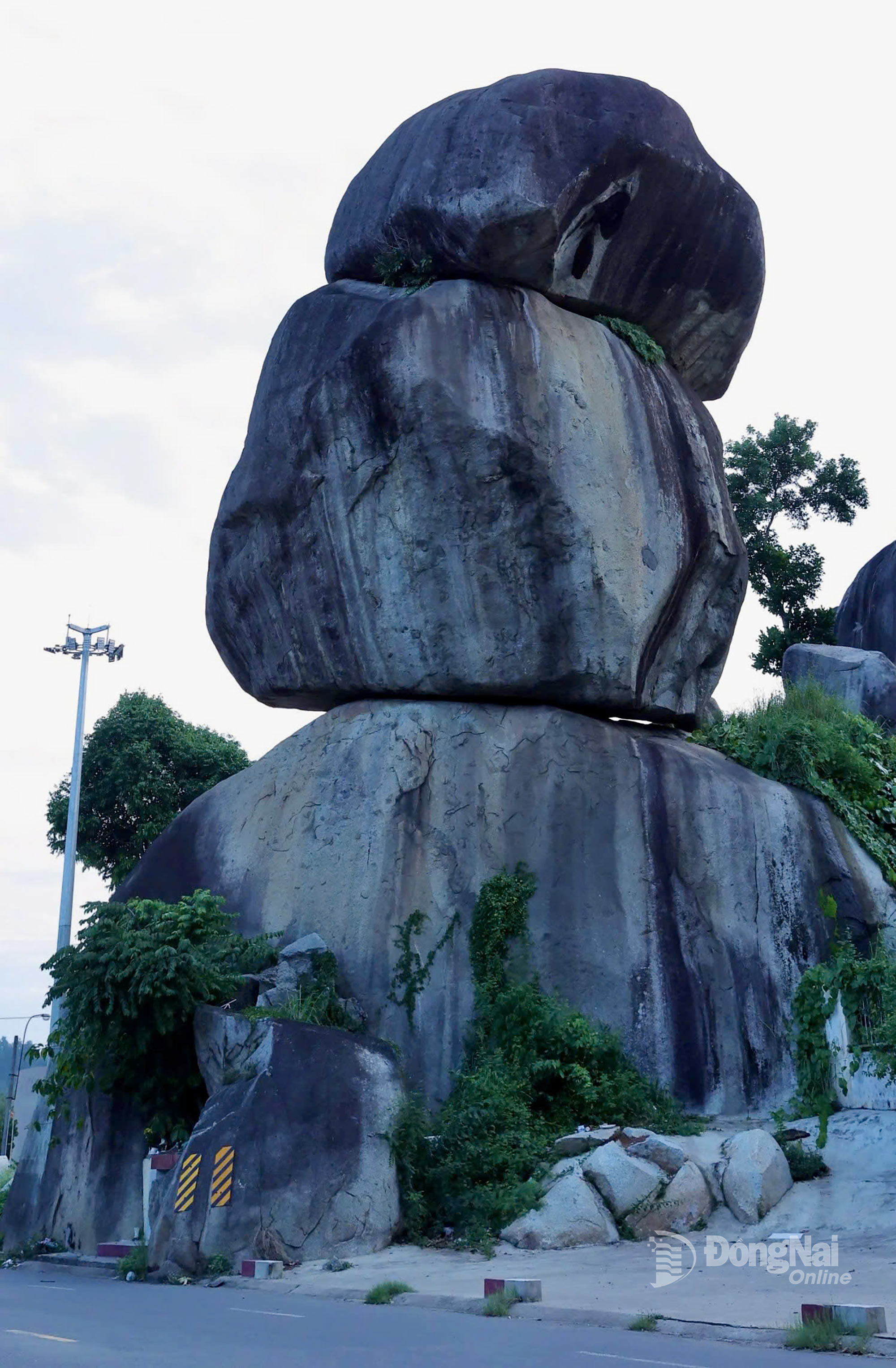 H&ograve;n đ&aacute; ni&ecirc;n đại triệu năm nằm cạnh đường quốc lộ: Ở  th&agrave;nh phố trực thuộc Trung ương mới nhất của Việt Nam - Ảnh 2.